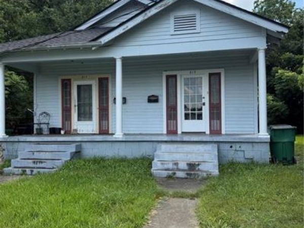 819 GOVERNOR HALL Street, Gretna, LA 70053