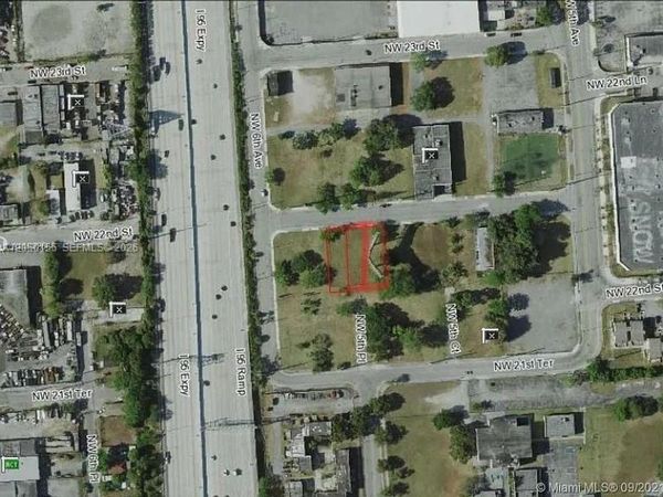 566 NW 22nd St , Miami, FL 33127