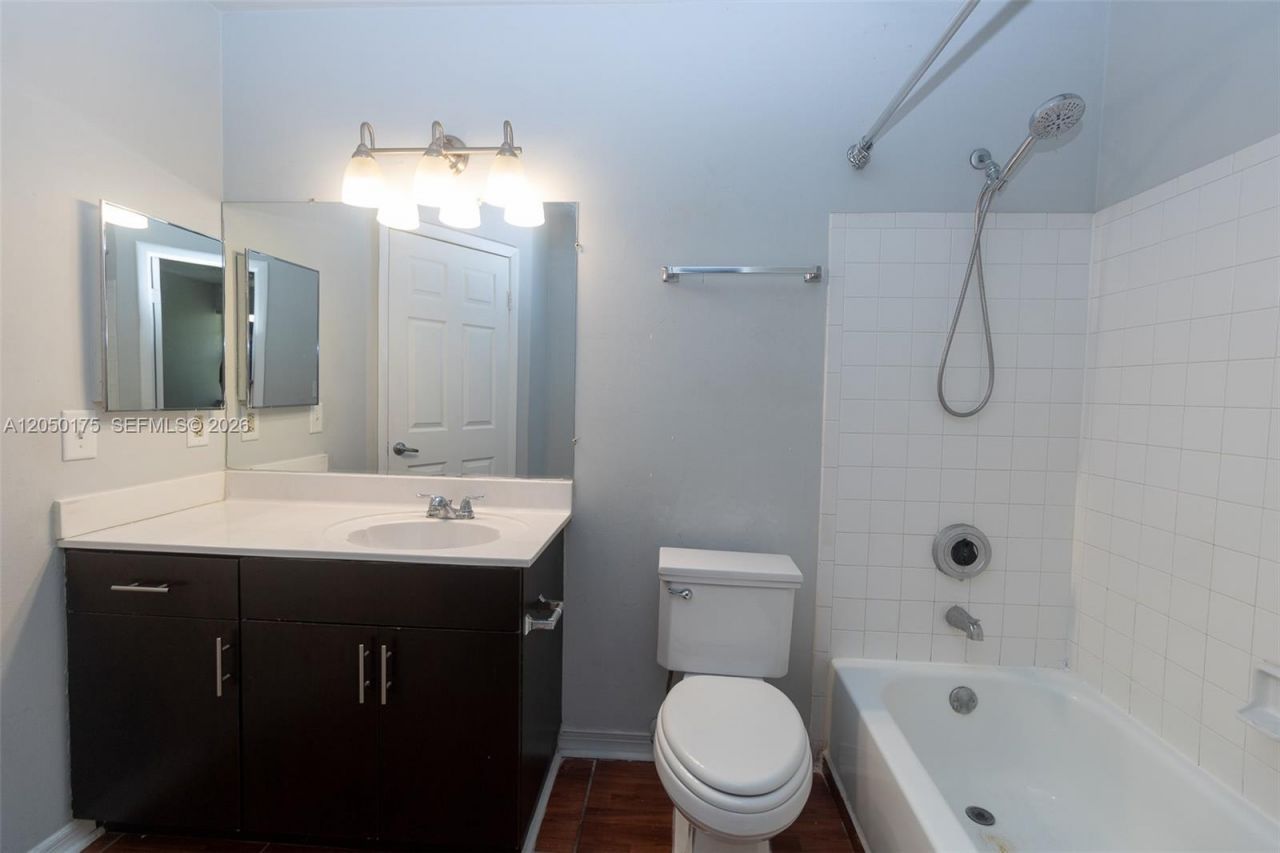 18308 NW 68th Ave, Unit L, Hialeah, FL 33015 Photo
