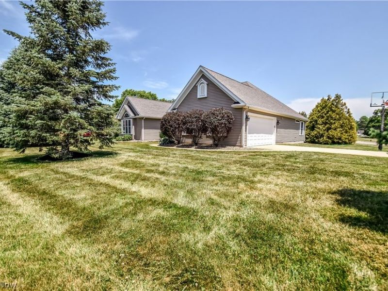 128 Stacey Court, Madison, OH 44057 Photo 2