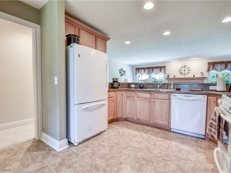 128 Stacey Court, Madison, OH 44057 Photo 5