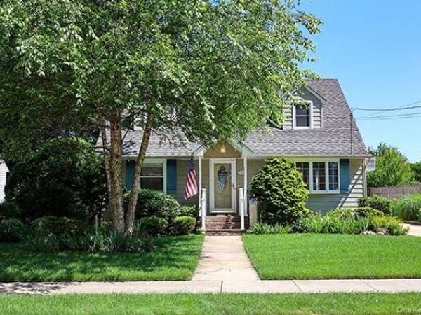 219 Lindbergh Street , Massapequa Park, NY 11762