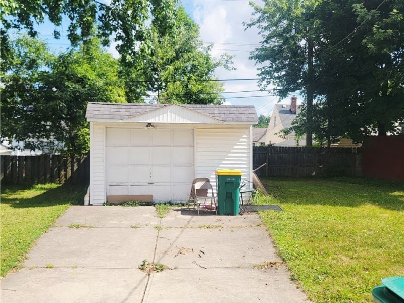 18305 Knoll Drive, Maple Heights, OH 44137 Photo 3