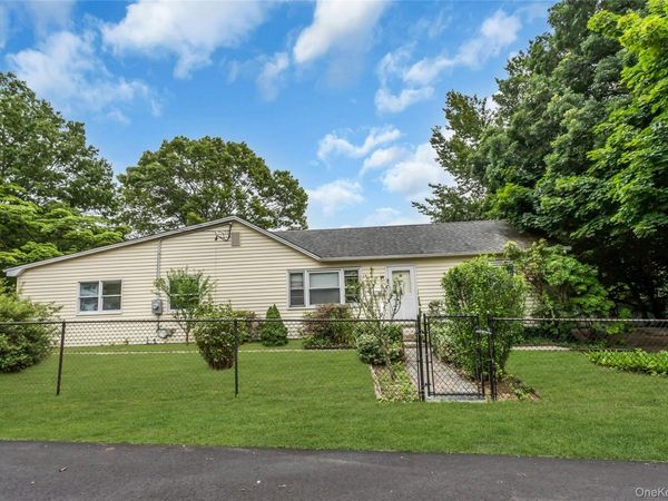 26 Woodland Street , Ronkonkoma, NY 11779