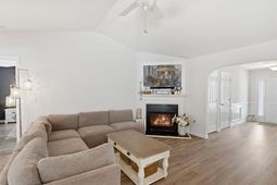 1572 Wellesley Circle photo 4