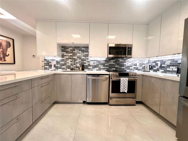 100 Bayview Dr , Unit 1524, Sunny Isles Beach, FL 33160