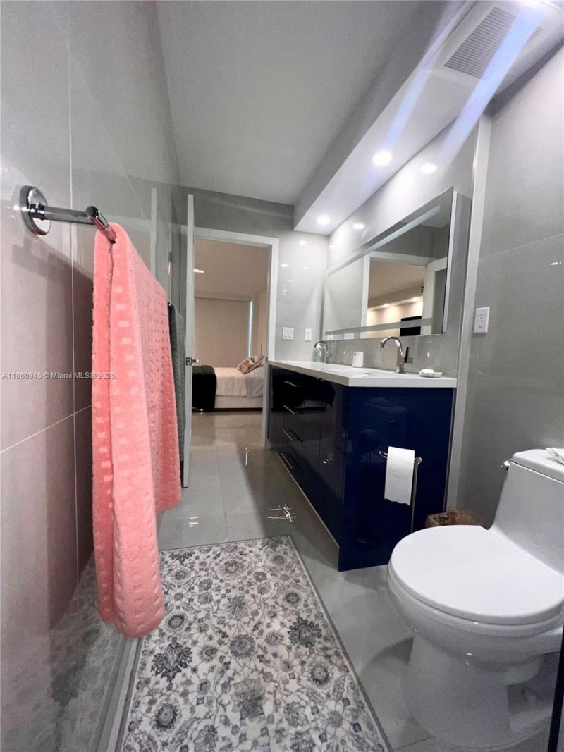 100 Bayview Dr , Unit 1524, Sunny Isles Beach, FL 33160 Photo