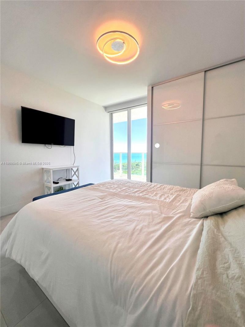100 Bayview Dr , Unit 1524, Sunny Isles Beach, FL 33160 Photo