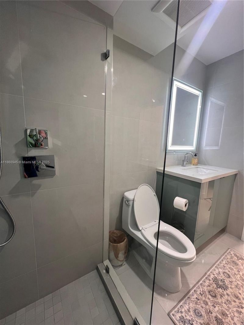 100 Bayview Dr , Unit 1524, Sunny Isles Beach, FL 33160 Photo