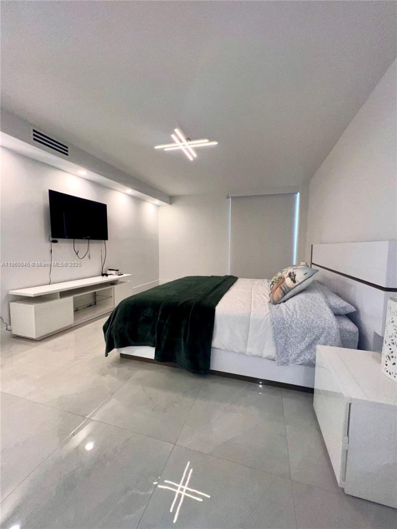 100 Bayview Dr , Unit 1524, Sunny Isles Beach, FL 33160 Photo
