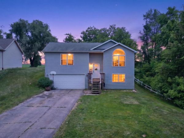 10501 Loughrea Lane, Cement City, MI 49233