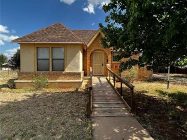 208 Lewis Front Street , Sweetwater, TX 79556