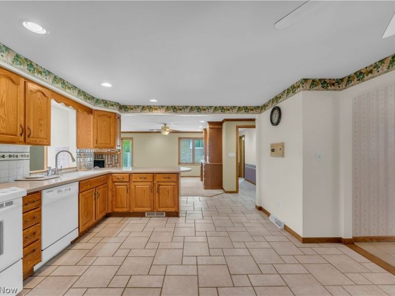 6524 Brookhill Drive, Garfield Heights, OH 44125 Photo 8