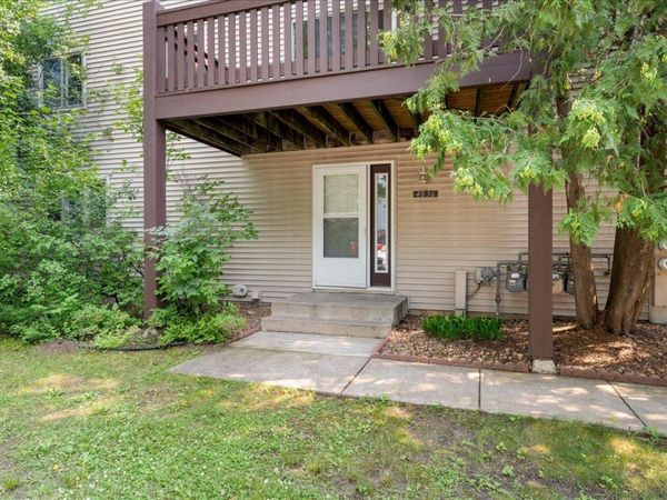 4836 Grenwich Trail N, Oakdale, MN 55128