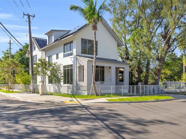3204 Plaza St , Miami, FL 33133