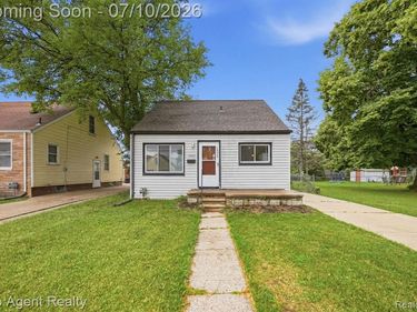 28553 Pinehurst Street, Roseville, MI 48066
