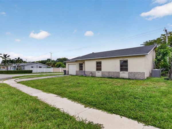 7931 SW 3rd St , North Lauderdale, FL 33068