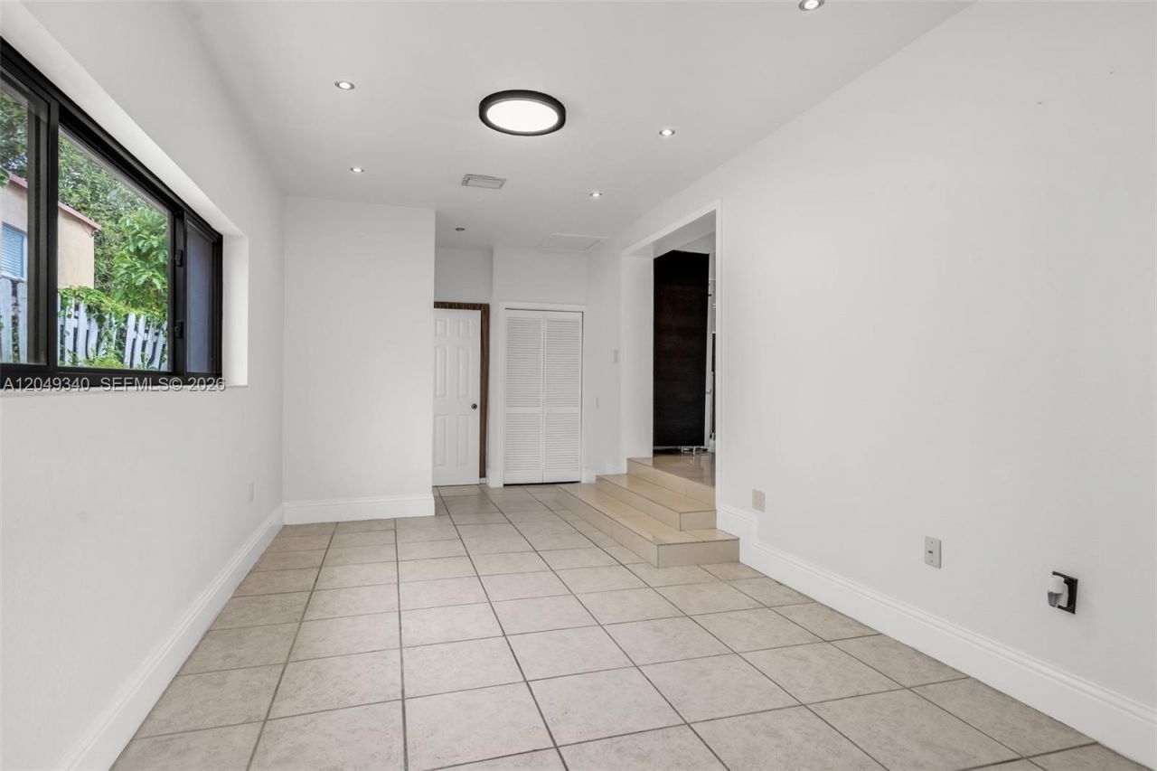 944 SW 10th Avenue , Miami, FL 33130 Photo