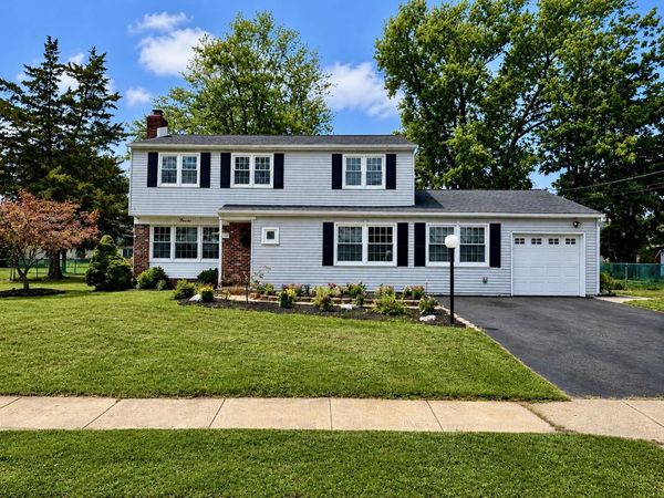 12 LONGWOOD DRIVE, BURLINGTON, NJ 08016
