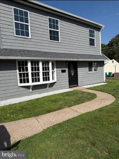 8 PARKSIDE CIRCLE, LEVITTOWN, PA 19056