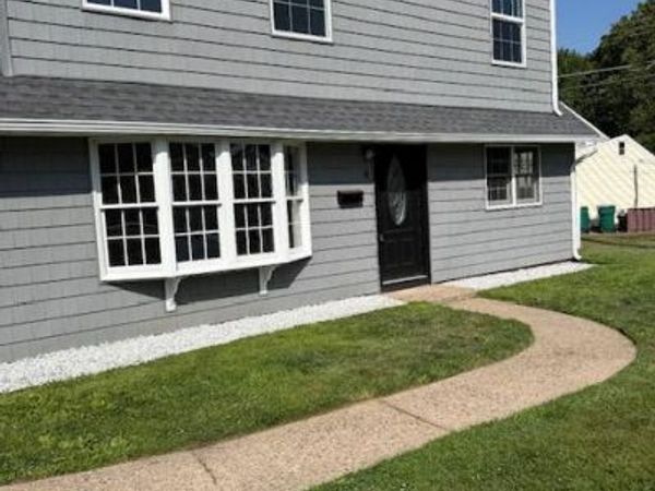 8 PARKSIDE CIRCLE, LEVITTOWN, PA 19056