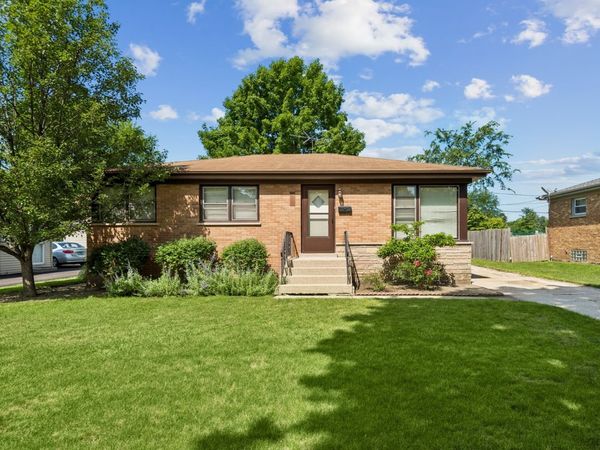 242 N Greenview Avenue, Mundelein, IL 60060