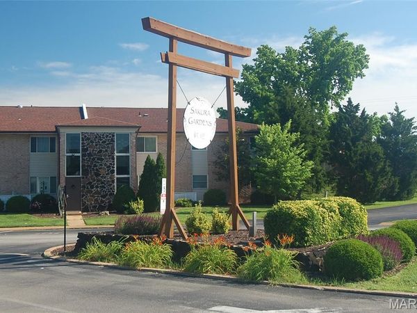 10174 Sakura Drive, St Louis, MO 63128