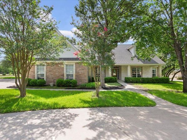 901 Salado Oaks DR, Salado, TX 76571