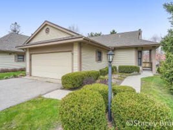 2143 Deer Hollow Drive SE, Grand Rapids, MI 49508