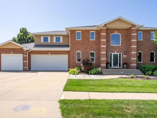 1107 Scenic Hill Lane, De Witt, IA 52742