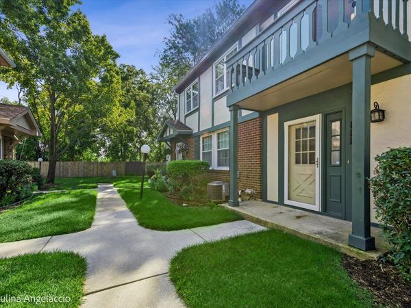 111 Lindenwood Court, Vernon Hills, IL 60061