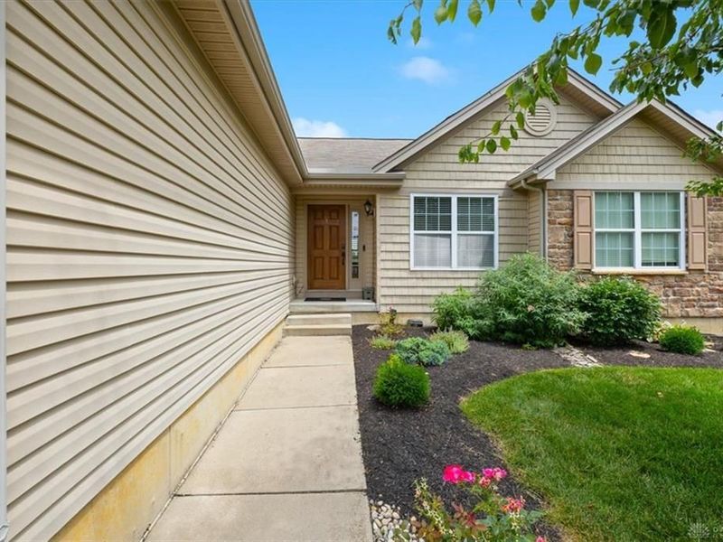 1845 Hunters Ridge Drive, Troy, OH 45373 Photo 3