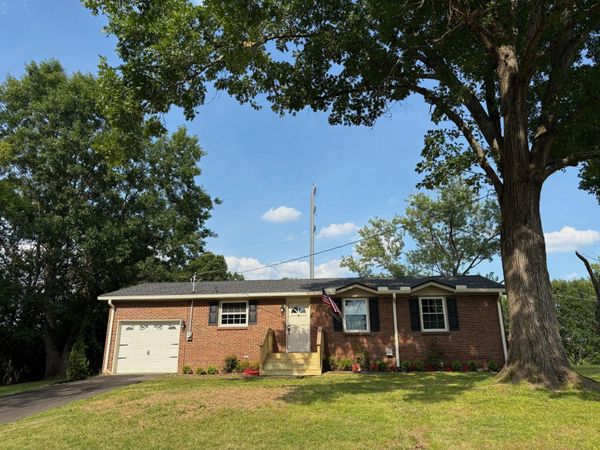 230 S Valley Rd, Hendersonville, TN 37075