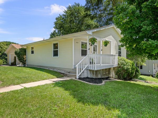 425 WISCONSIN Street, Le Claire, IA 52753
