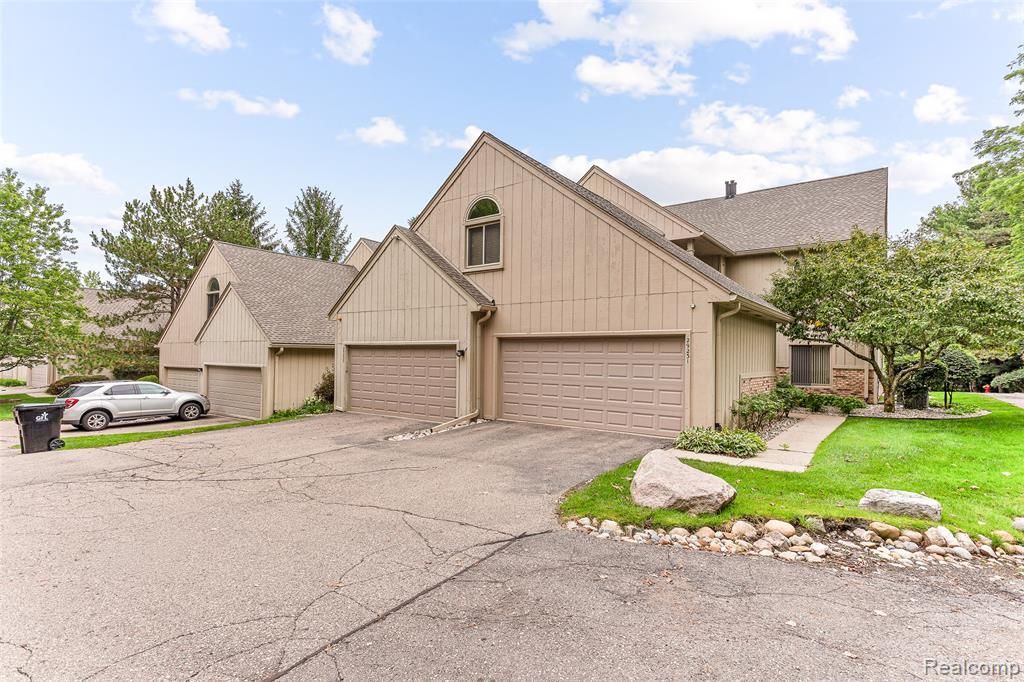 29231 Laurel Drive, Farmington Hills, MI 48331 Main Photo