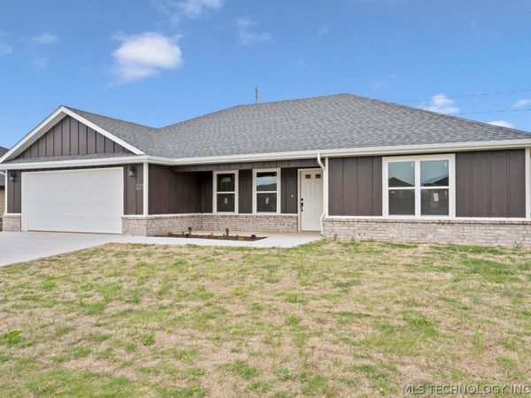 1127 Center Court Circle, Grove, OK 74344