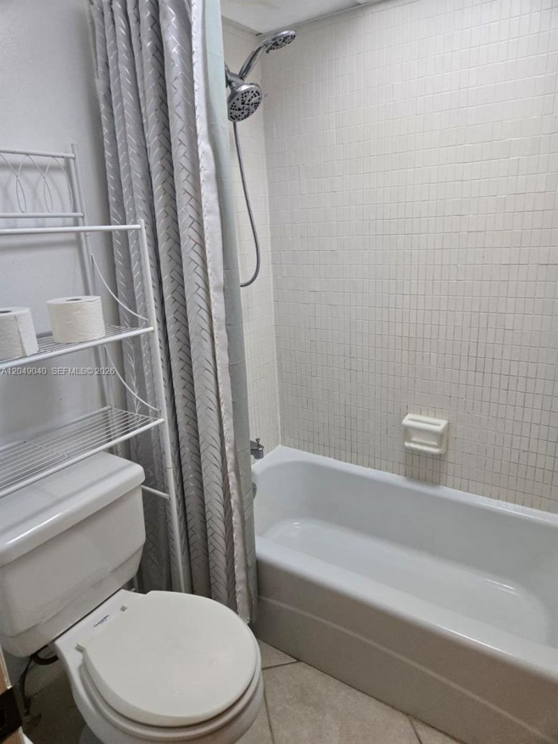 3690 Inverrary Dr , Unit 2Q, Lauderhill, FL 33319 Photo