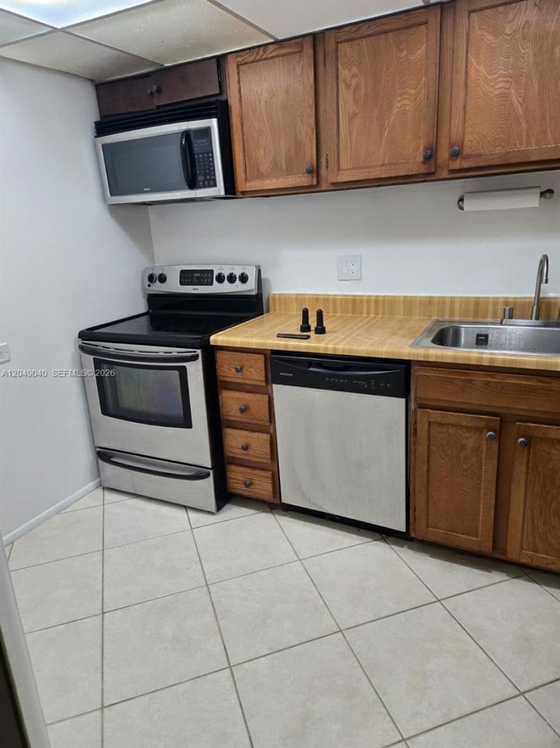 3690 Inverrary Dr , Unit 2Q, Lauderhill, FL 33319 Photo
