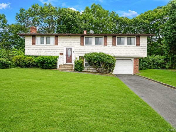 10 Arrowhead Court , South Setauket, NY 11720