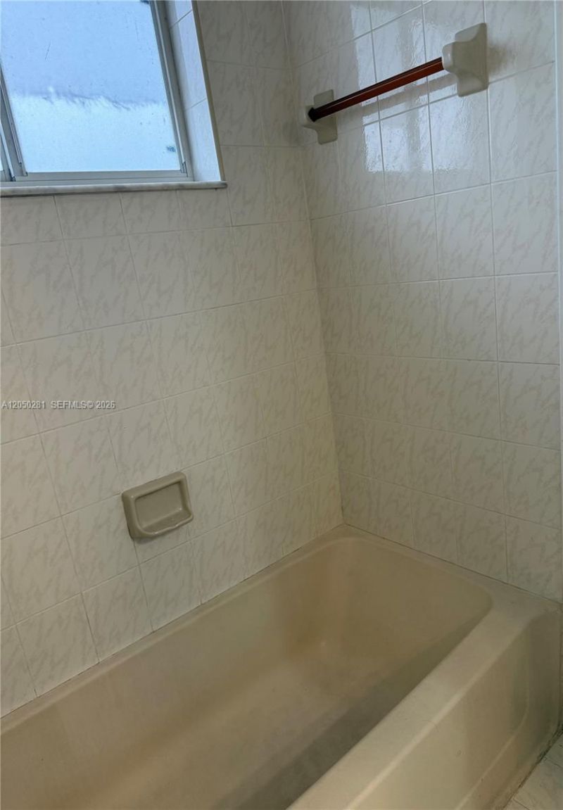2390 W 74th St, Unit 202, Hialeah, FL 33016 Photo