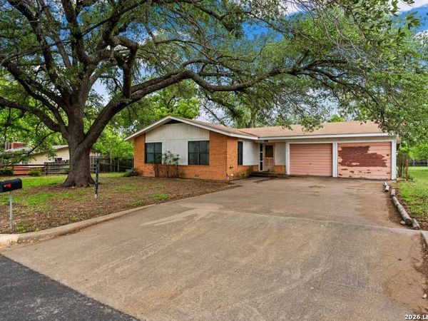 131 W LOWER CRABAPPLE RD, Fredericksburg, TX 78624