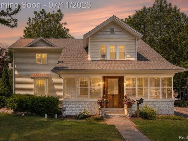 904 N Michigan Avenue, Howell, MI 48843