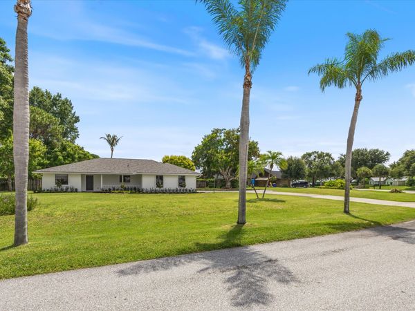 621 NE Town Terrace, Jensen Beach, FL 34957