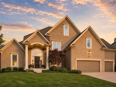 8101 Park View Drive, Parkville, MO 64152