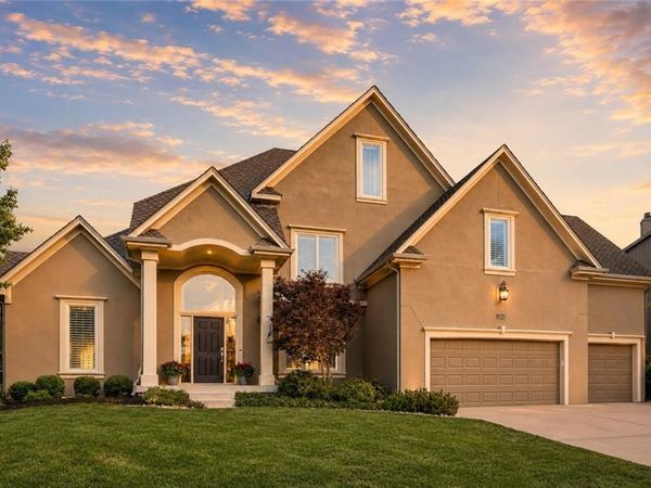 8101 Park View Drive, Parkville, MO 64152