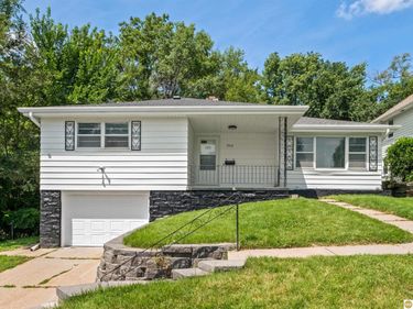 7214 North Ridge Drive, Omaha, NE 68112