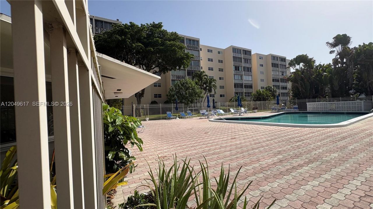 900 NE 12th Ave, Unit 703, Hallandale Beach, FL 33009 Photo