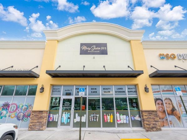 7801 NW 95th St, Hialeah Gardens, FL 33016