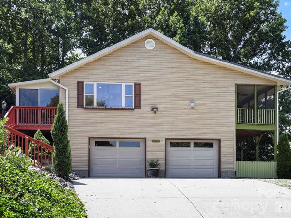 81 Chestnut Lane, Hendersonville, NC 28792