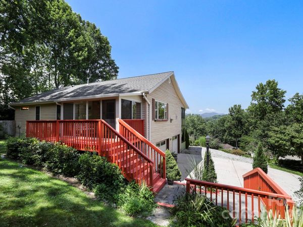81 Chestnut Lane, Hendersonville, NC 28792